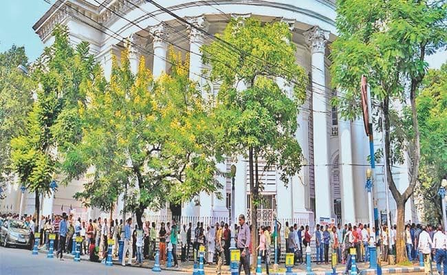 एक हफ्ते बाद भी बैंकों में लाइन में कोई कमी नहीं