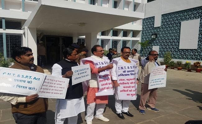 झारखंड : सीएनटी-एसपीटी एक्ट में संशोधन के खिलाफ विपक्ष ने किया प्रदर्शन, तय हाेगी आगे की रणनीति