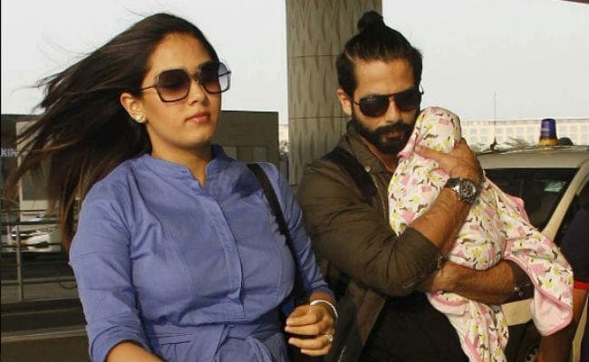 PHOTOS: बेटी मीशा को कैमरे से छुपाते नजर आये शाहिद कपूर, पत्‍नी मीरा भी दिखीं