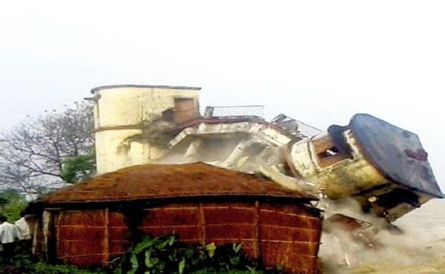 गोपालगंज : कटाव से पूरी तरह गंडक में समा गया बरसों पुराना शिव मंदिर