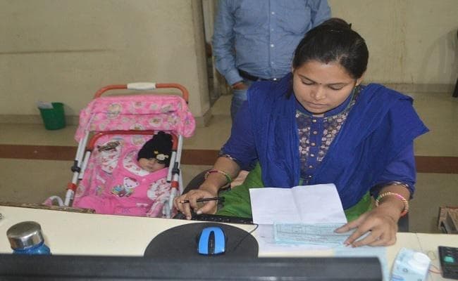 नोटबंदी : सात माह की बेटी को लेकर काम करती हैं ये महिला बैंक कर्मी