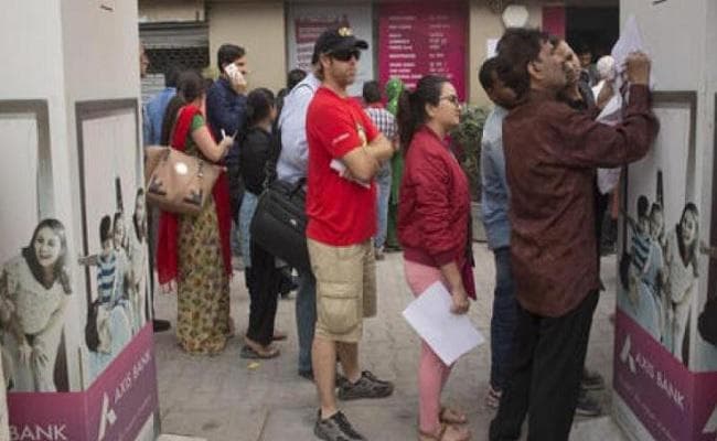 नोटबंदी की मार झेल रहे विदेशी पर्यटक