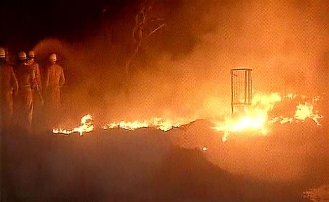 दिल्‍ली : मुड़का के कबाड़ी बाजार में भीषण आग, लाखों का नुकसान