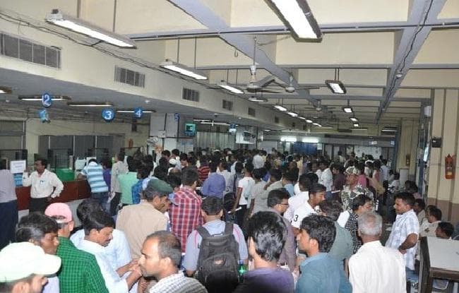 कम नहीं हो रही है परेशानी, बैंक के बाहर कतार में खड़े बुजुर्ग की मौत