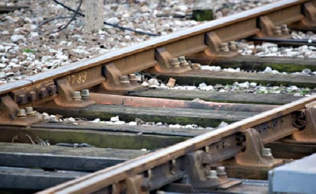 दनियावा- शेखपुरा रेल मार्ग निर्माण के दौरान रास्ता अवरुद्ध, विरोध कर रहे थे ग्रामीण