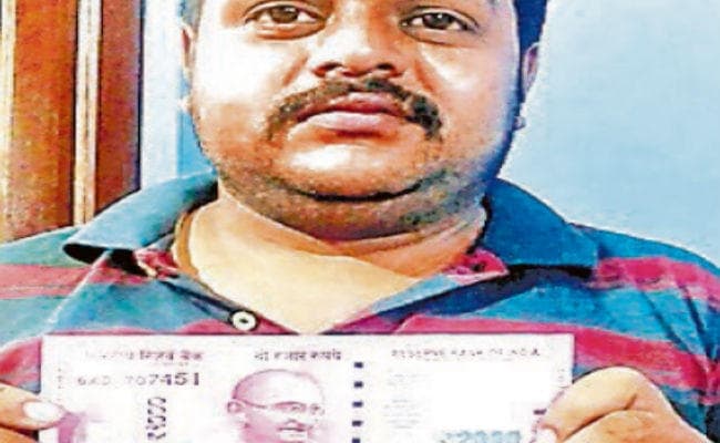 नोटबंदीःदो हजार का गुलाबी नोट बना सफेद हाथी