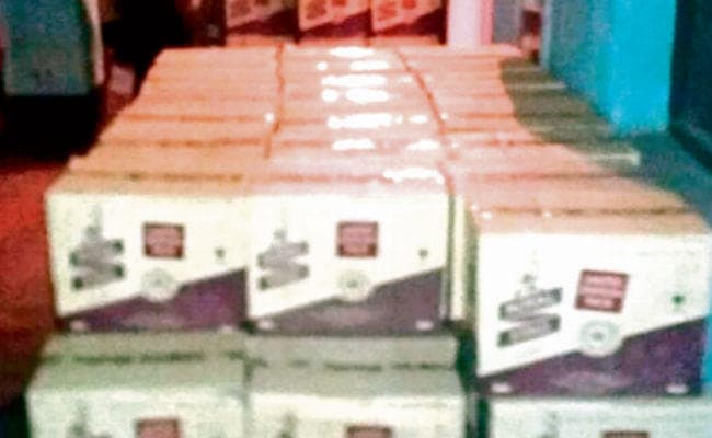 Bihar News : छापेमारी में जब्त शराब की दो बोतल गायब करना कॉस्टेबल को पड़ा भारी, एसपी ने किया सस्पेंड