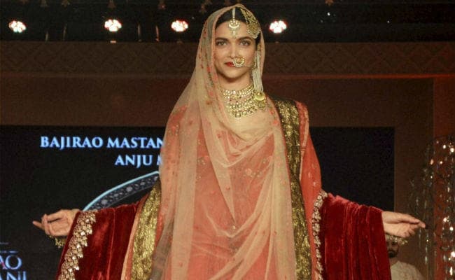 OH NO! फिर मुश्किल में ''पद्मावती'', अब दीपिका-शाहिद के बीच खड़ी हो गई ये परेशानी