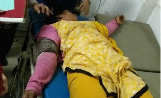 धनबाद में हटायी गयी आंगनबाड़ी सेविका ने डीसी के सामने पी जहर