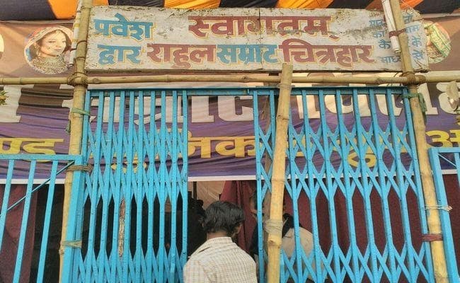 VIDEO : सोनपुर मेले में ड्यूटी छोड़ यह कर रहे थे कुछ पुलिस वाले