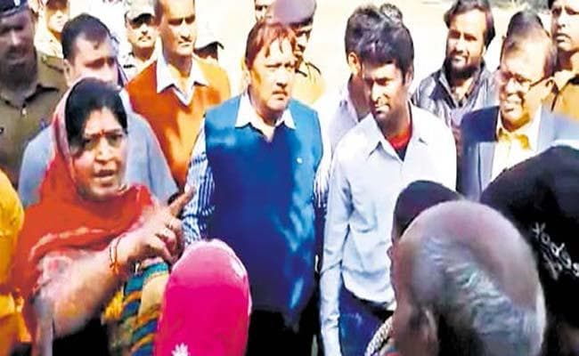 झारखंड की शिक्षामंत्री डॉ नीरा यादव भड़कीं, डीडीसी से कहा तुम...सब लोग अंदर जाओगे, Video