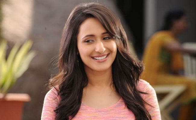 इस अभिनेत्री ने पहना 14 किलो के सोने का लहंगा, देखें फिल्‍म का FIRST LOOK