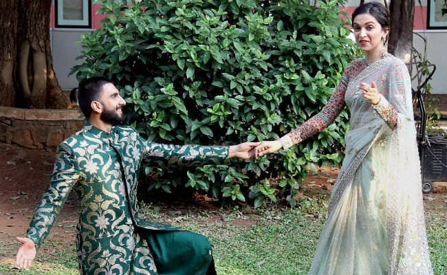 ब्रेकअप की खबरों पर लगा विराम, एकदूजे का हाथ थामे कैमरे में कैद हुए रणवीर-दीपिका