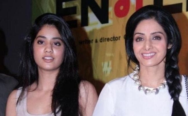 ''DEAR ZINDAGI'' की स्‍क्रीनिंग पर मिस्‍ट्री व्‍बॉय संग पहुंची जाह्नवी कपूर, PHOTO