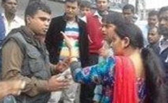 रिक्शवाले को थप्पड़ जड़ते हो गया हंगामा, महिला ने सड़क पर खूब काटा बवाल