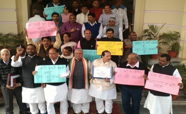 नोटबंदी का विरोध : बिहार विधानसभा के बाहर राजद नेताओं की नारेबाजी, किसी ने कहा तुगलकी फरमान, किसी ने भ्रष्टाचारी