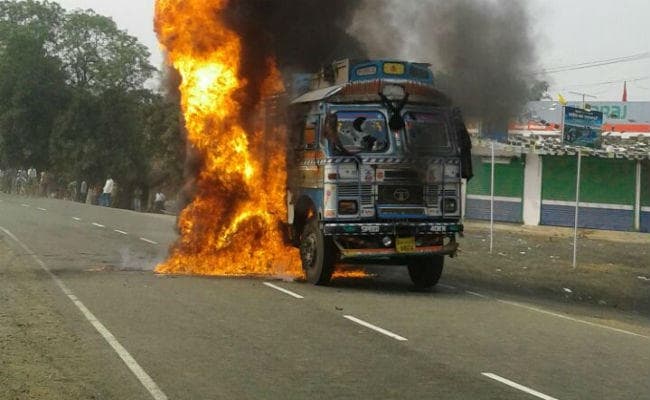 दुमका : अनियंत्रित ट्रक ने एक ही परिवार के 3 लोगों को कुचला, 1 की मौत