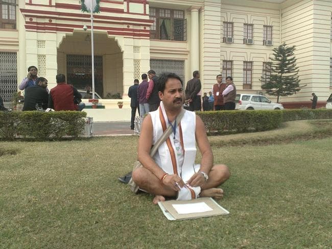 बिहार विस शीतकालीन सत्र : एक माह से हाफ पैंट-गंजी में प्रदर्शन कर रहे भाजपा नेता विनय विहारी