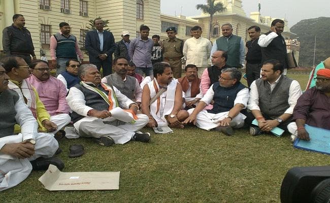 भारत बंद के विरोध में भाजपा के सुशील मोदी ने विधानसभा परिसर में किया प्रदर्शन