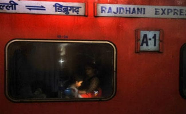 बड़ा हादसा टला ! टूटे ट्रैक से गुजरी नयी दिल्ली-डिब्रूगढ़ राजधानी