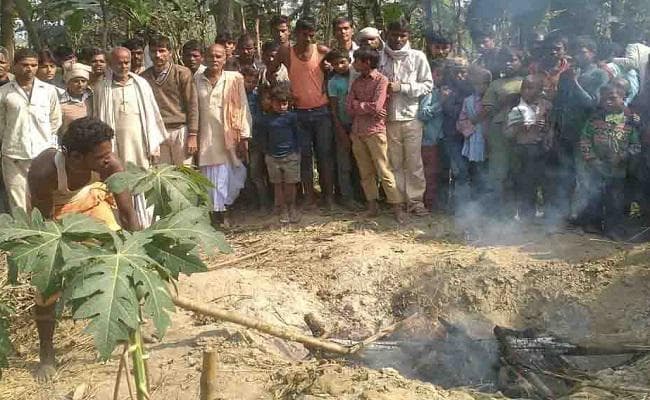 तांत्रिक के कहने पर लोगों ने साधु के शव को कब्र से निकाल जलाया