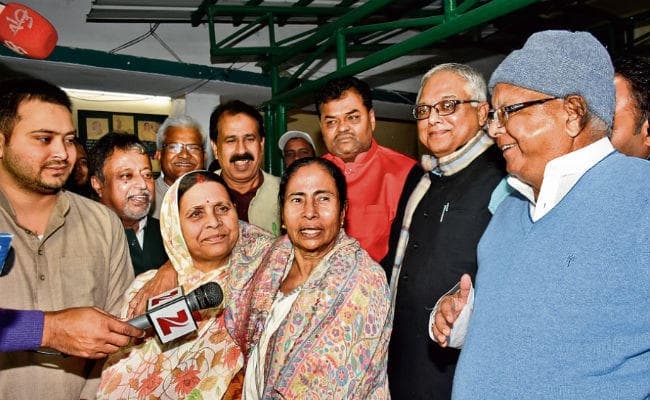 नोटबंदी के खिलाफ धरना देने पटना पहुंची ममता, लालू से हुई मुलाकात