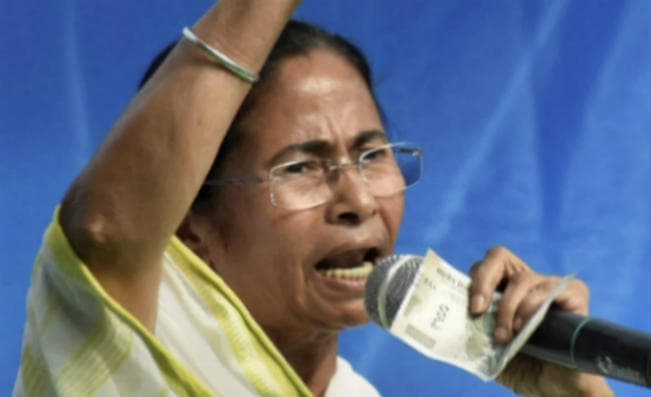 ममता बनर्जी विमान मामला : विपक्ष बोला उनकी जान पर खतरा, इंडिगाे ने कहा पर्याप्त ईंधन था