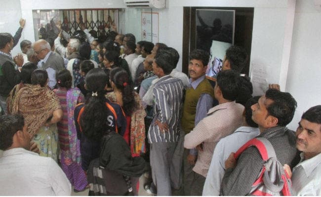 पहले ही रिजर्व बैंक ने बढ़ा दी थी 500 के नोटों की आपूर्ति, फिर भी वेतन भुगतान में हांफ रहे बैंक