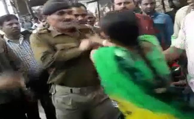 रांची : महिला ने पुलिस वाले पर लगाया छेड़छाड़ का आरोप, दौड़ा कर चप्पल से पीटा
