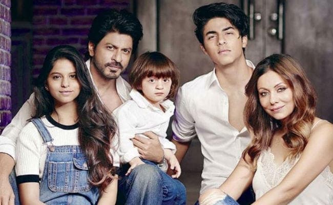 देखें, पूरी फैमिली संग दिखे ''किंग'' खान शाहरुख, सोशल मीडिया पर...