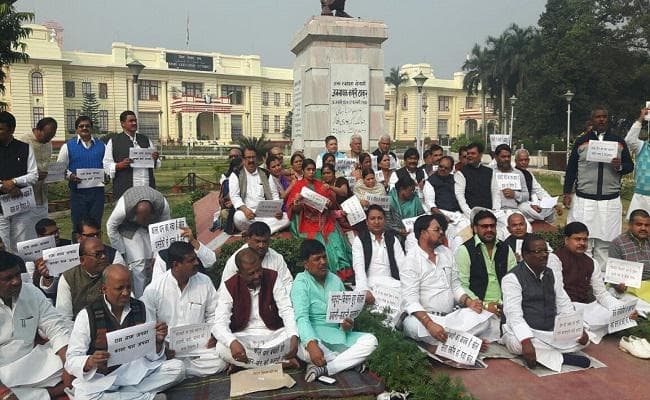 बिहार विधान परिषद में गतिरोध आज भी जारी, सत्ताधारी महागंठबंधन के विधायकों ने किया प्रदर्शन