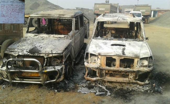उग्रवादियों  ने सड़क निर्माण में लगी गाड़ियों को फूंका, कर्मचारियों से की मारपीट