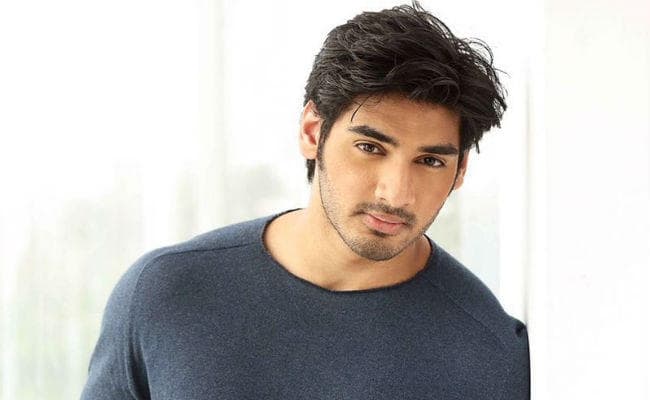 जल्‍द डेब्‍यू करेंगे सुनील शेट्टी के बेटे अहान, देखें गर्लफ्रेंड की खूबसूरत तस्‍वीरें...