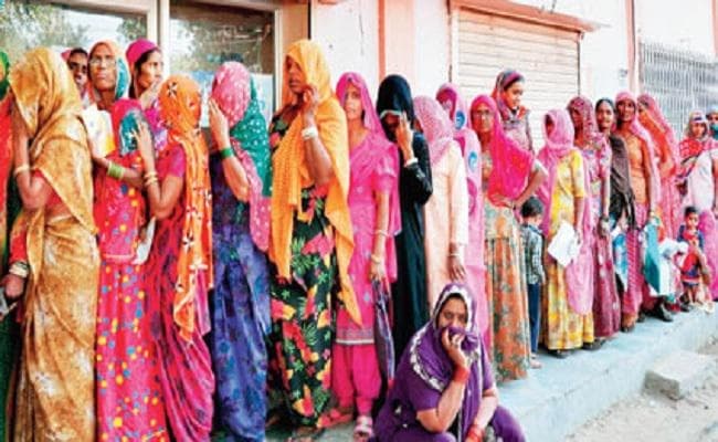 यूपी : कानपुर में पैसा निकालने गयी महिला ने बैंक की लाइन में दिया बच्चे को जन्म