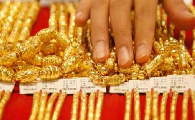 सोना और चांदी समेत लाखों की नकदी जब्त