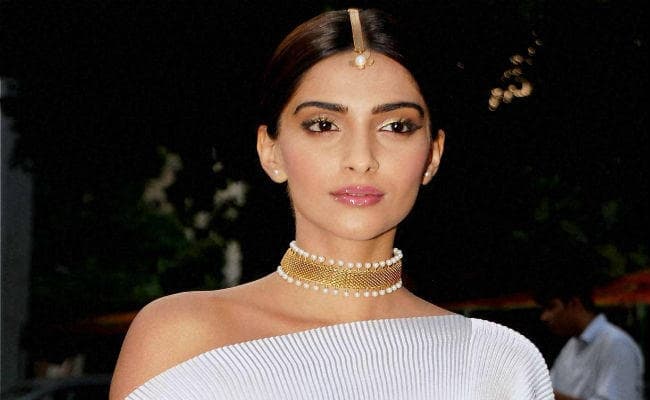 रैंप पर उतरे फैशन दीवा सोनम कपूर और आदित्‍य रॉय  कपूर