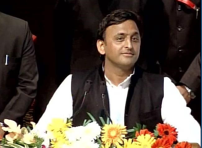 सक्षम अधिकारियों ने विकास कार्यों को आगे बढ़ाया : अखिलेश