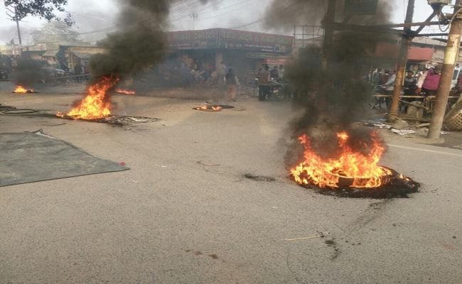 बिहार : सहरसा में सुपौल समाहरणालय के कर्मी की गला रेतकर हत्या, विरोध में प्रदर्शन