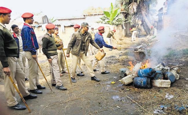 नवादा पुलिस ने छापेमारी कर कई शराब भट्ठियों को किया ध्वस्त,जानें शराबबंदी के बावजूद क्यों सामने आ रहे केस