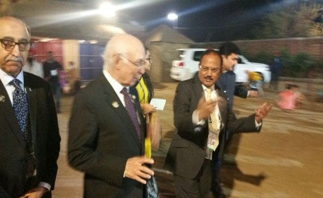 तनाव के बीच दुआ-सलाम: 100 फुट की चहलकदमी के बीच सरताज-डोभाल की बातचीत