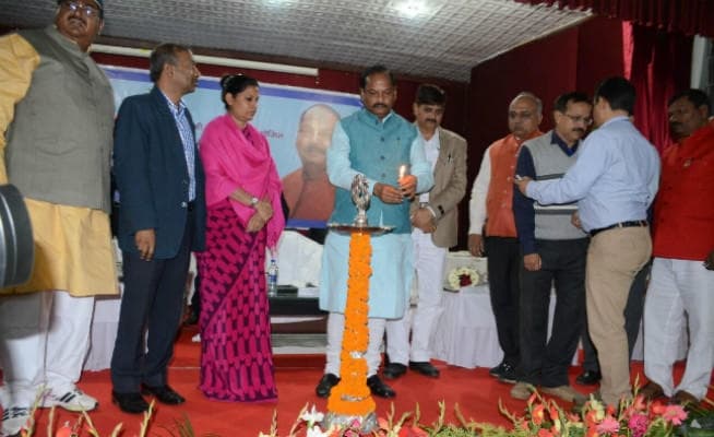 बजट पूर्व चर्चा के लिए धनबाद के दौरे पर पहुंचे हैं सीएम रघुवर दास