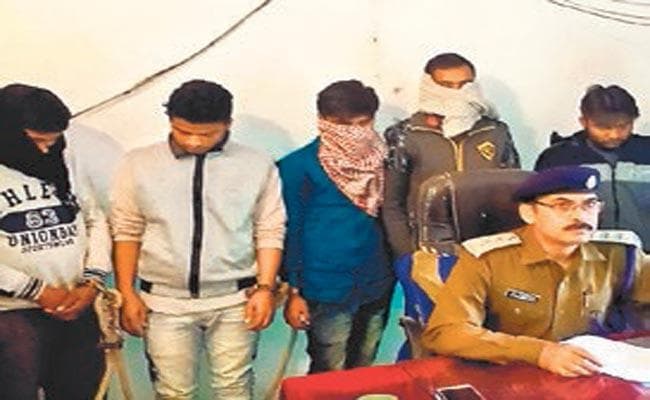 शराब के साथ फेसबुक पर पोस्ट की तसवीर, गिरफ्तार
