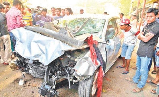 सिग्नल तोड़ फुटपाथ पर चढ़ी कार, तीन राहगीरों की मौत