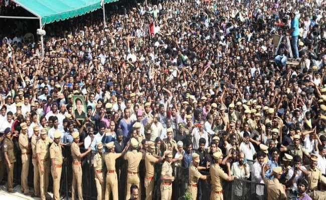 जयललिता को श्रद्धांजलि देने के लिए उमड़ी भीड़, पुलिस को भांजनी पड़ी लाठी