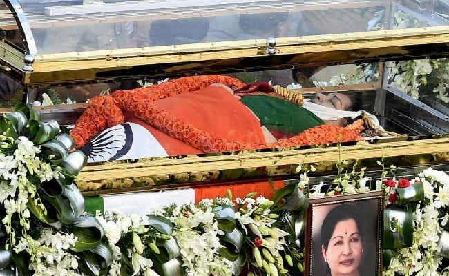 जयललिता के अंतिम संस्कार में नम हुई लाखों आंखे