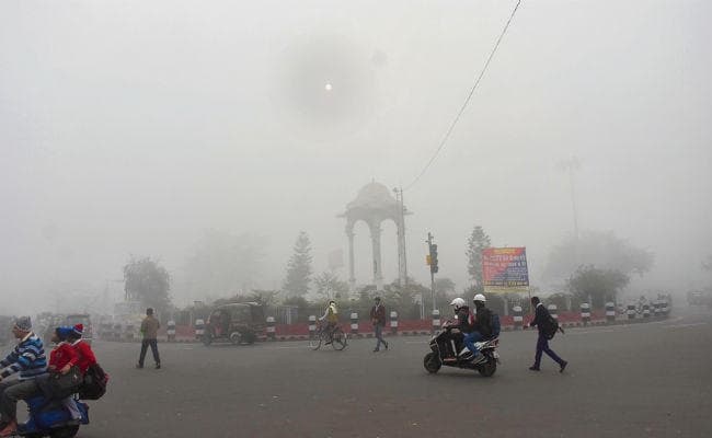 कड़ाके की ठंड और कोहरे ने किया जीना मुहाल, ट्रेन और हवाई यात्रा बन गयी सजा