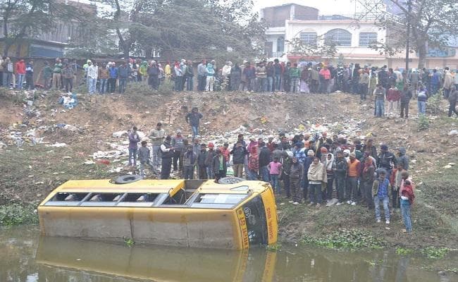 बिहार : बक्सर में बच्चों से भरी स्कूल बस पलटी, सभी सुरक्षित