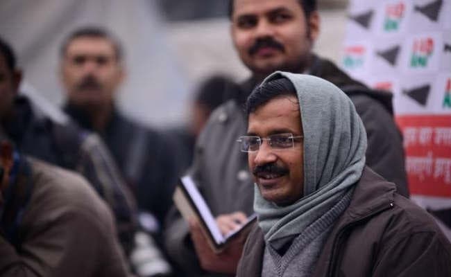 केजरीवाल ने कहा, ठंड आ गयी मफलर निकल गया है