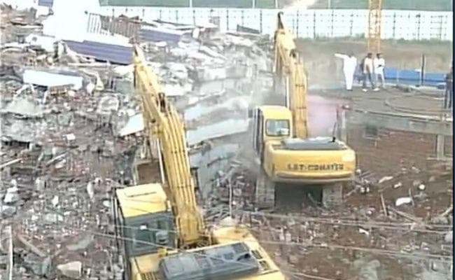 हैदराबाद में निर्माणाधीन इमारत गिरने से 3 लोगों की मौत, दर्जनों फंसे
