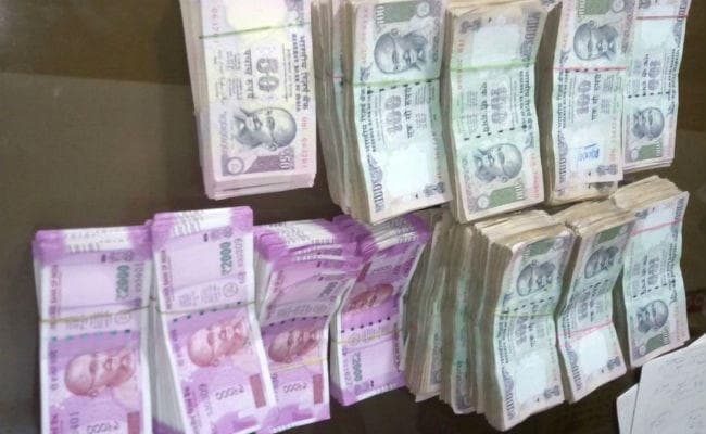 आयकर विभाग का छापा, चेन्‍नई से 106 करोड़ कैश और 127 किलो सोना बरामद